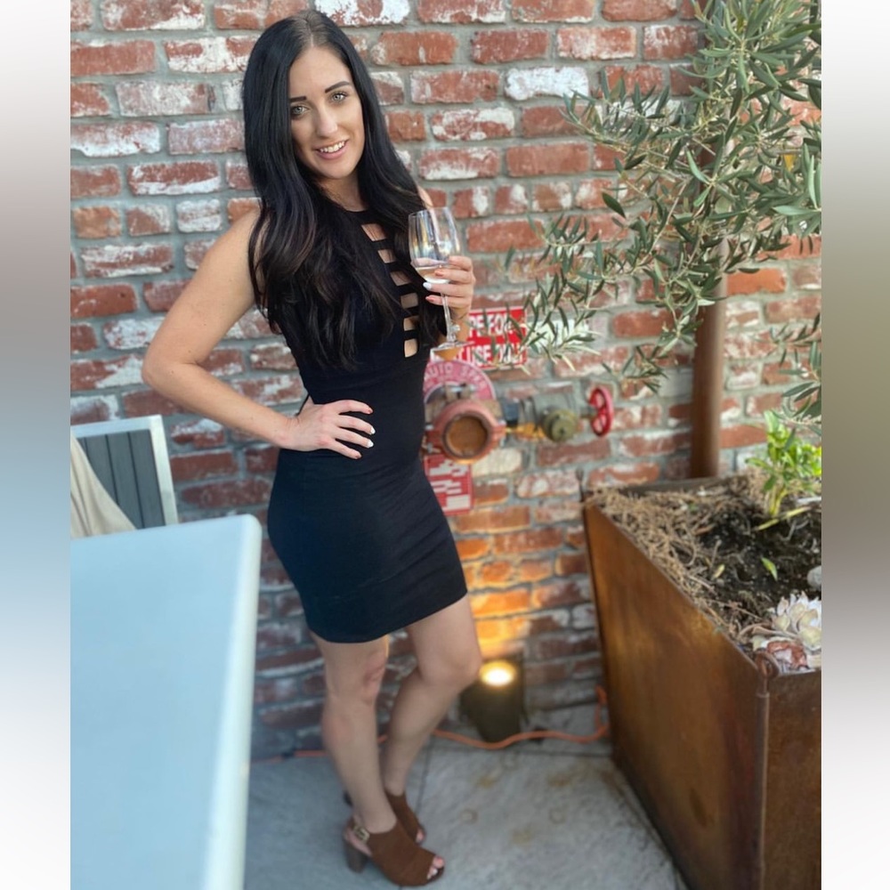 Black cocktail dress worn once don’t fit anymore.